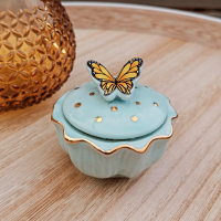 Kleine keramieken urn met vlinder 